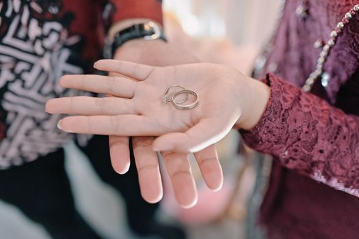 Close-up of two engagement rings on a hand, highlighting commitment and love. - Fotografer Sidoarjo