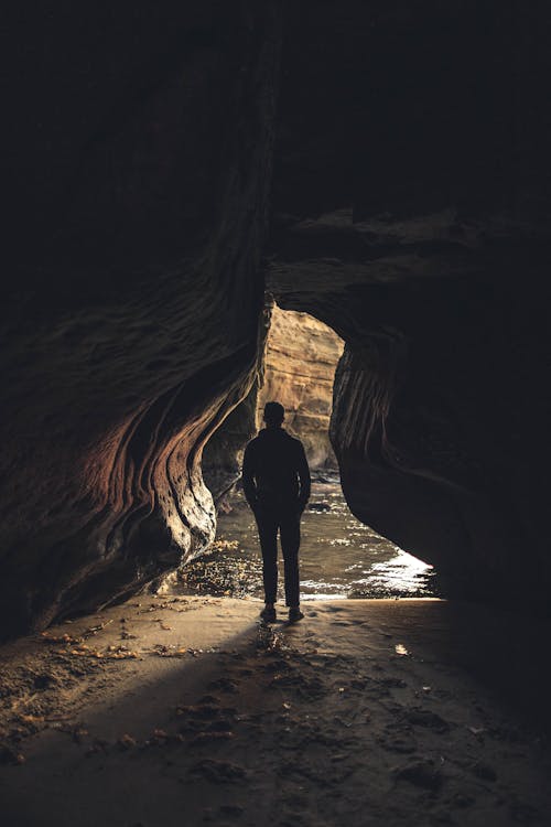 Homem Dentro Da Caverna Perto Da Entrada