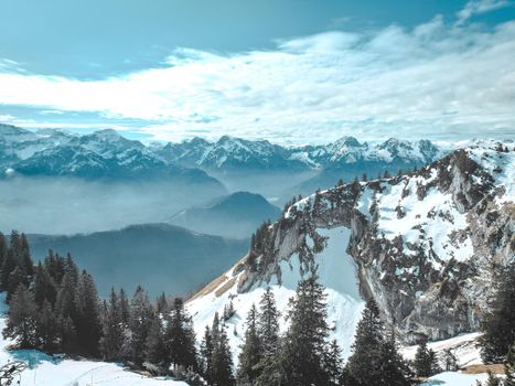 Montagne innevate delle Alpi in inverno