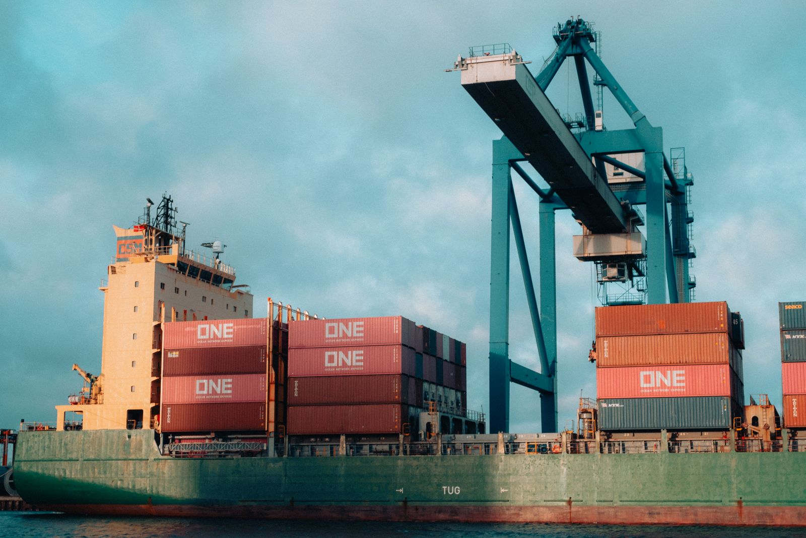 Export containers, logistics and worldwide shipping