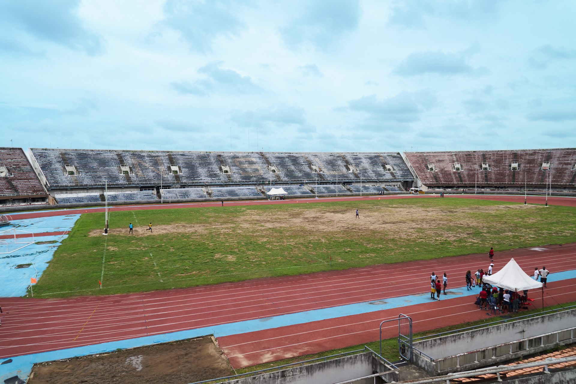 Boş bir Afrika futbol stadyumunun kapalı havada görünümü.