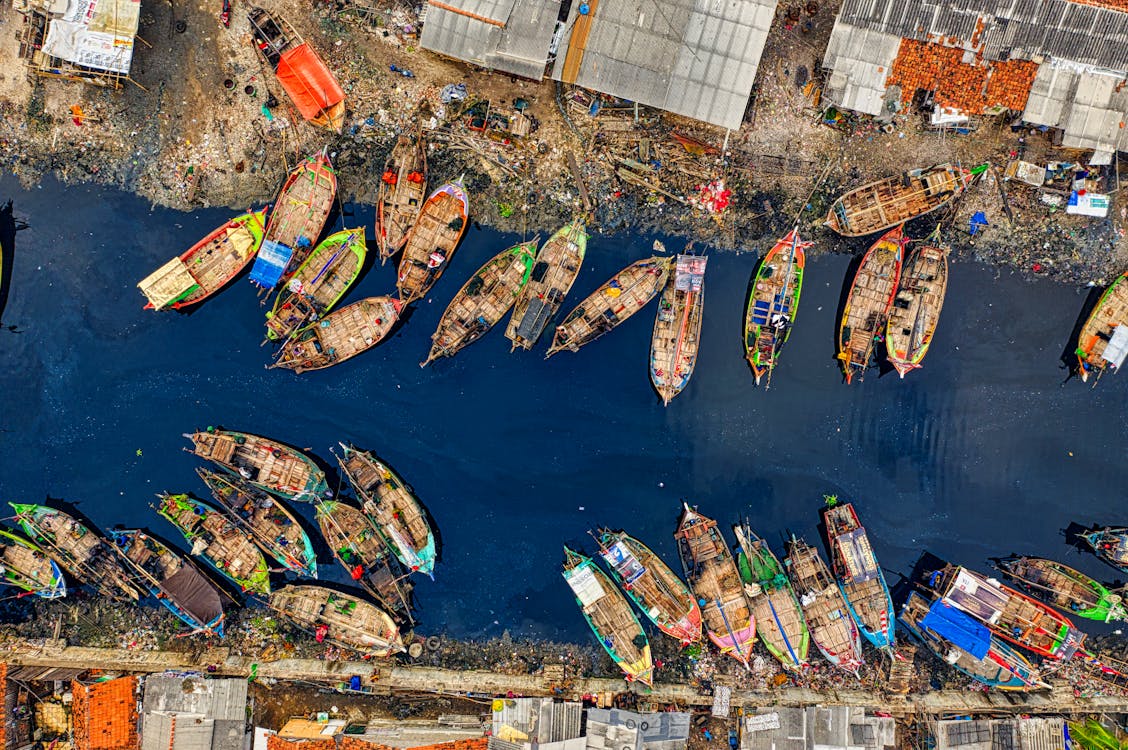 Вид с воздуха на рыбацкие лодки, пришвартованные вдоль реки
