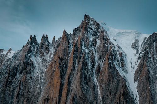 Montanha Brown Coberta De Neve