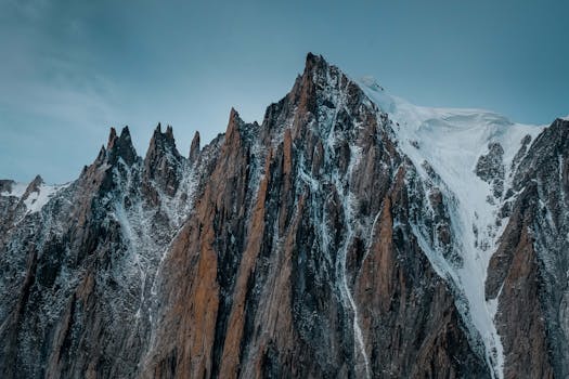 法国上萨瓦岛白雪皑皑的山峰令人惊叹，展现了冬季的美丽