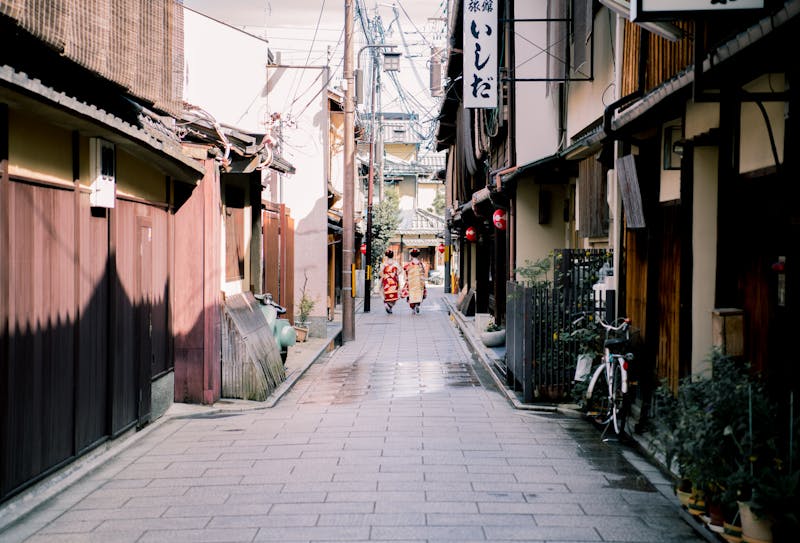 Deux femmes en kimono traditionnel marchant dans une rue historique à Hiroshima