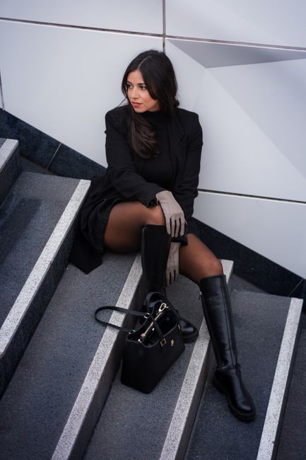 Knee-high boots and tailored black, top to toe. Cold day, sharp outfit 🖤
#outfitoftheday #black #blazer #boots