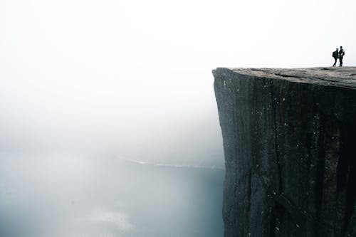 Deux Personnes Debout Sur Une Falaise