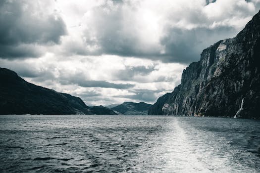 宁静的日子里，峡湾景色迷人，悬崖高耸，云层壮观