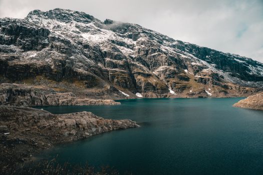 崎岖的雪峰环绕着美丽的山间湖泊，非常适合大自然爱好者