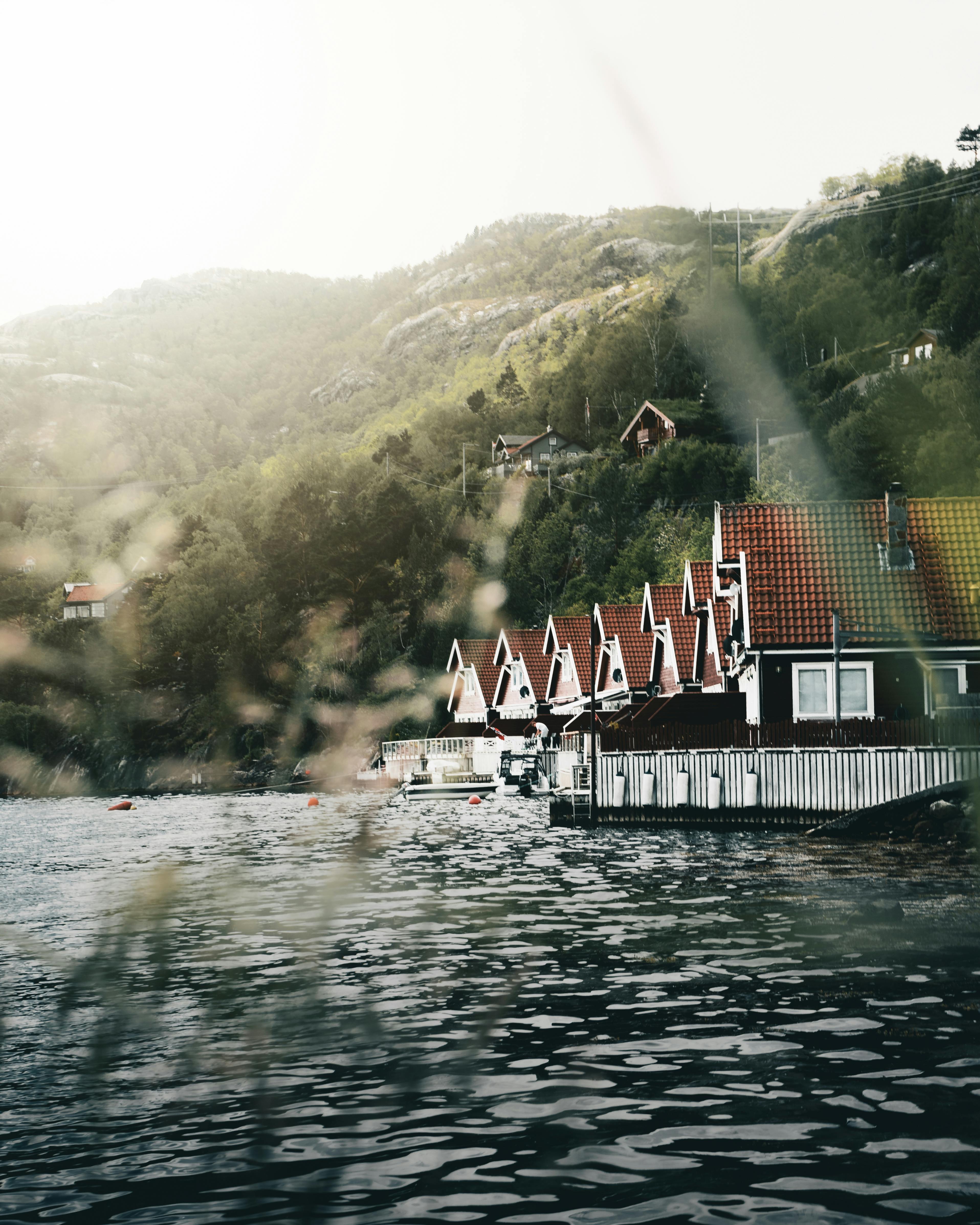 湖边迷人的房屋与红顶的山，景色宁静如画