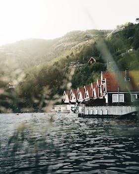 湖边迷人的房屋与红顶的山，景色宁静如画