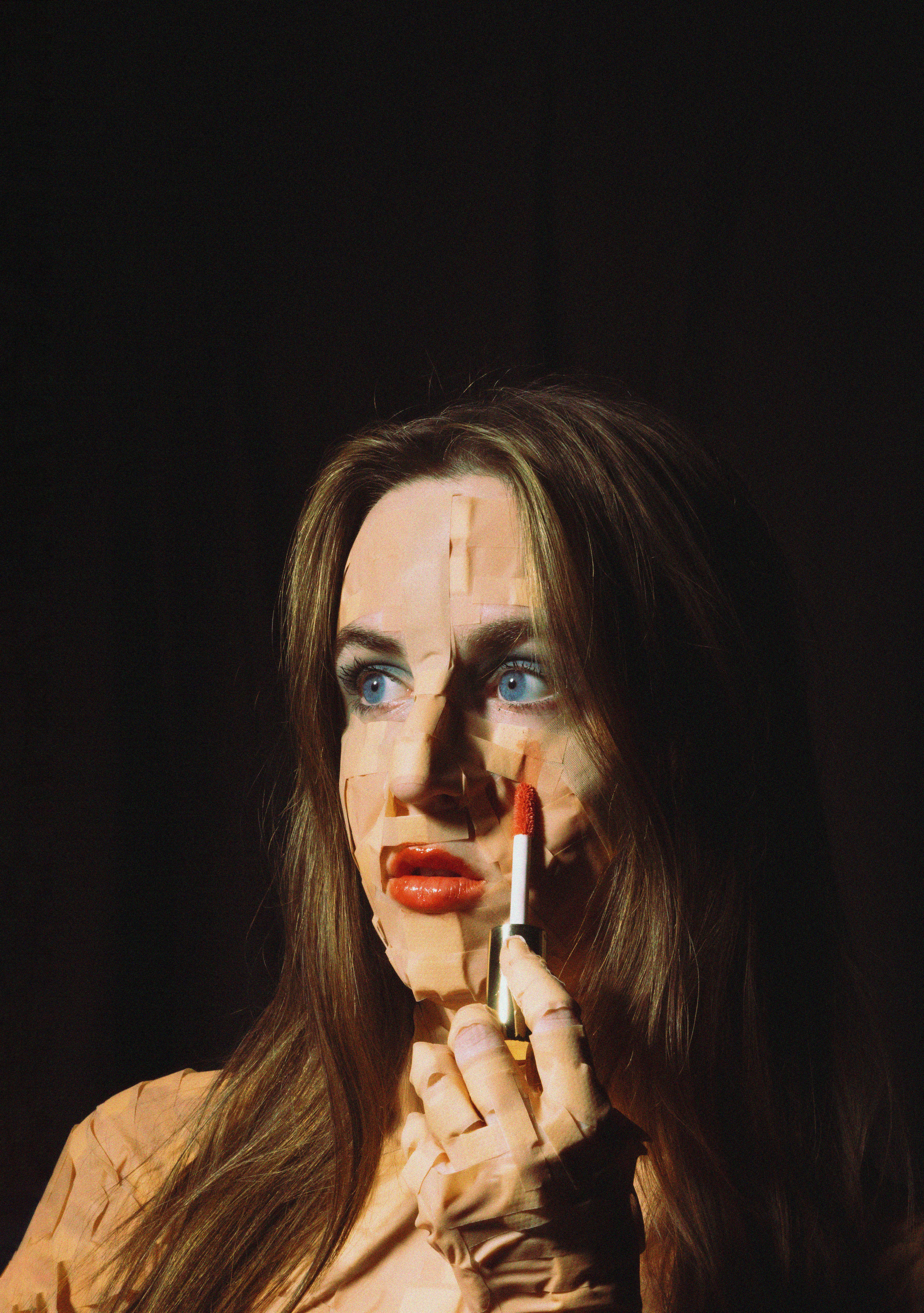 Gratis Retrato surrealista de una mujer con lápiz labial, que presenta un efecto visual fragmentado que crea un aspecto texturizado. Foto de stock