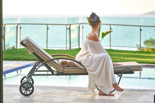 Mujer Sentada En Un Sillón