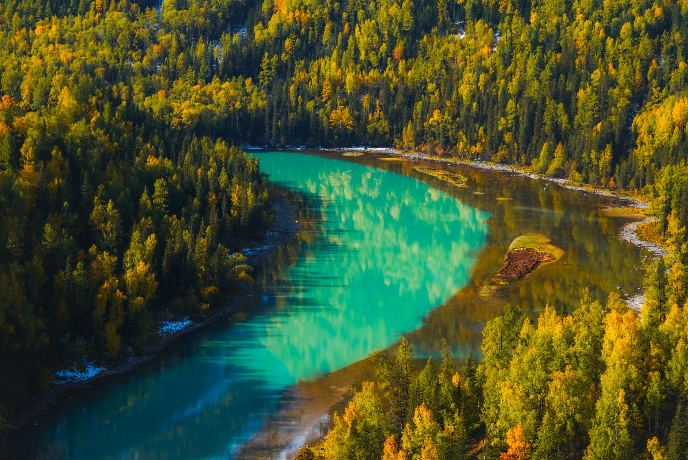 Scenic Autumn View of Kanas River in Xinjiang · Free Stock Photo