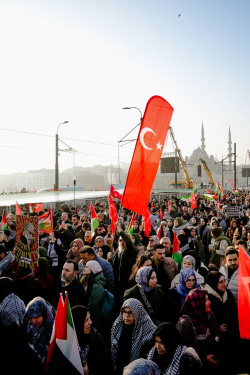 Free Large gathering in Istanbul with Turkish flags and historic mosque in background. Stock Photo