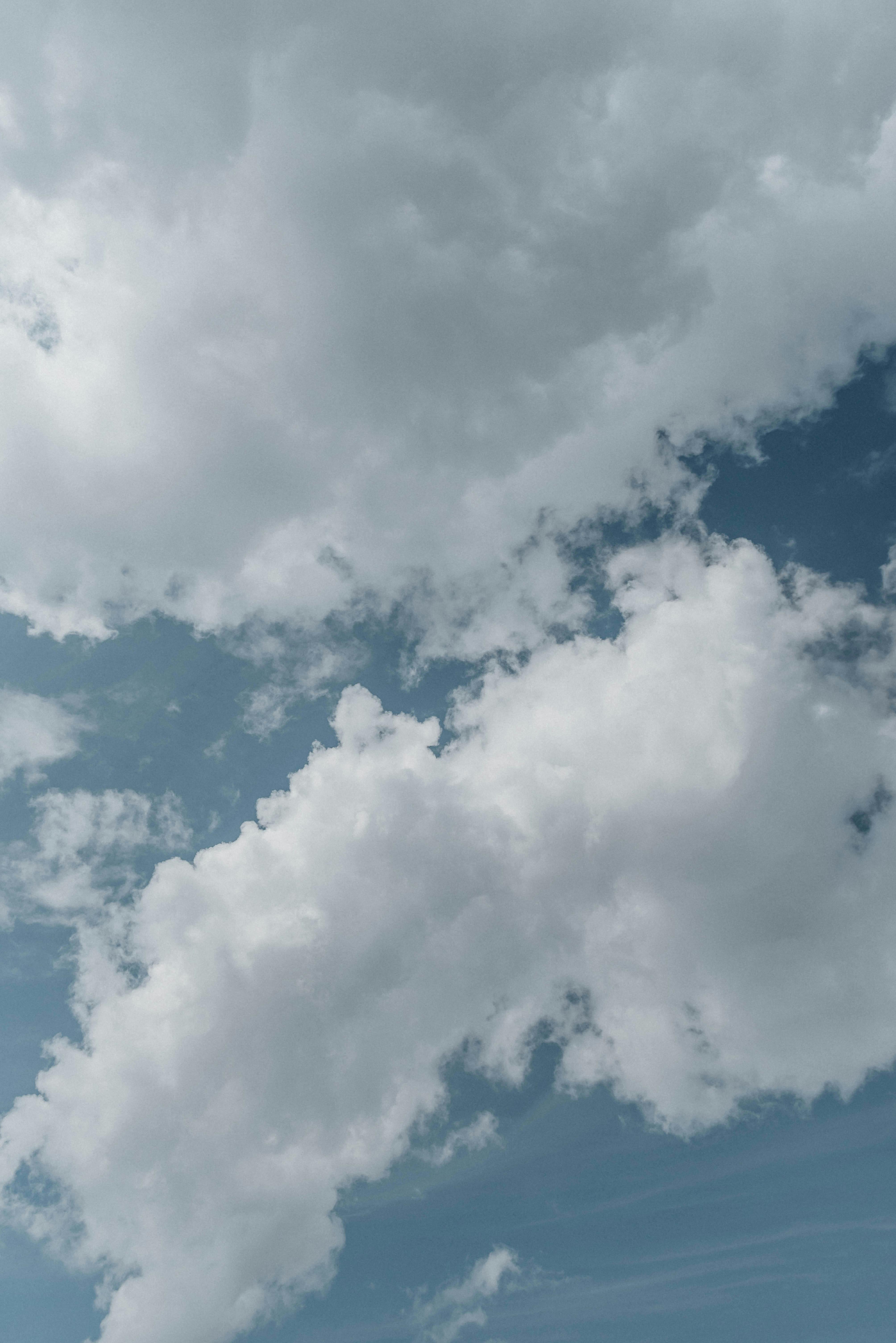 무료 낮에는 맑고 푸른 하늘에 떠 있는 고요한 흰 구름. 스톡 사진