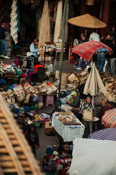 Drukke souk in de medina van Marrakech met traditionele waren