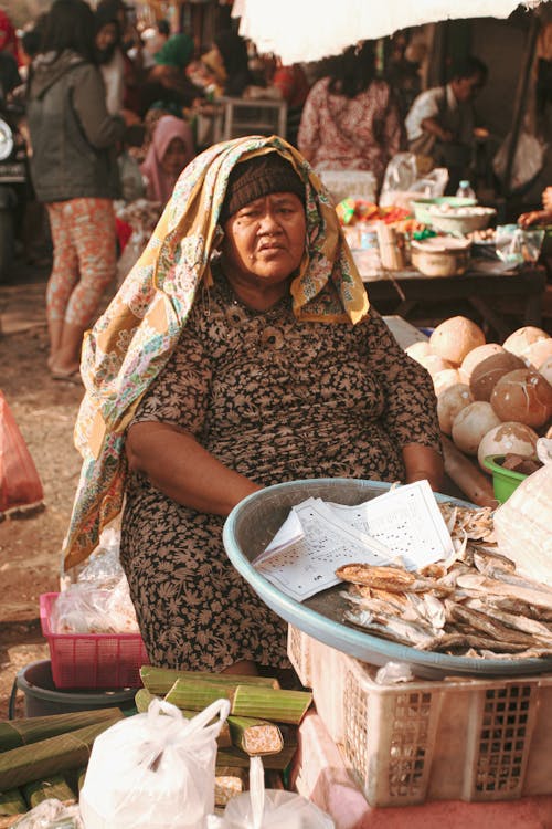 Sitzende Frau, Die Getrockneten Fisch Verkauft