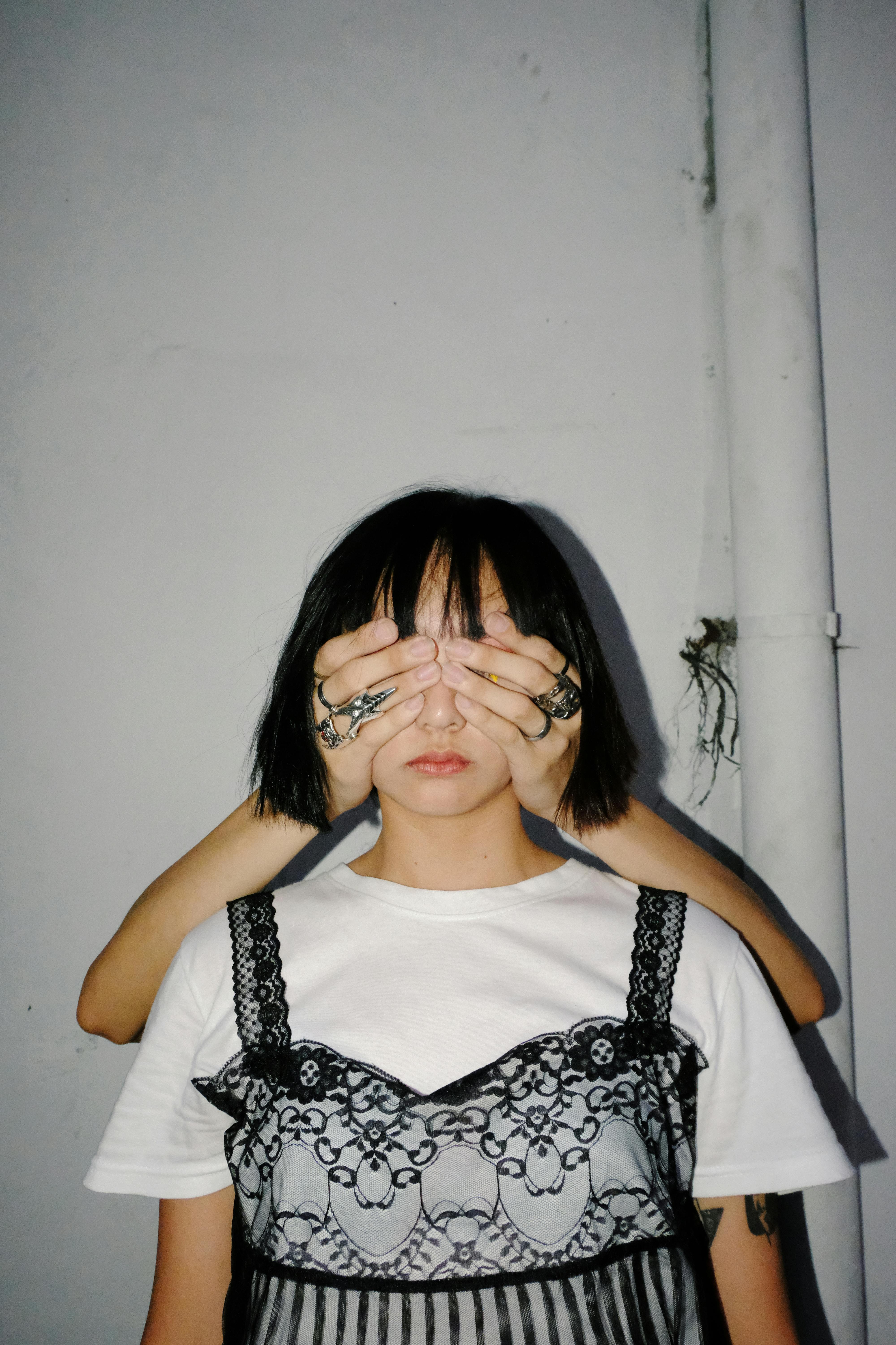 Gratis Orang Yang Menutupi Mata Wanita Mengenakan Kemeja Putih Crew Neck Foto Stok