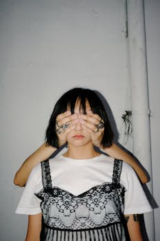 这幅肖像引人注目，女人用手遮住眼睛，营造出一种神秘的氛围