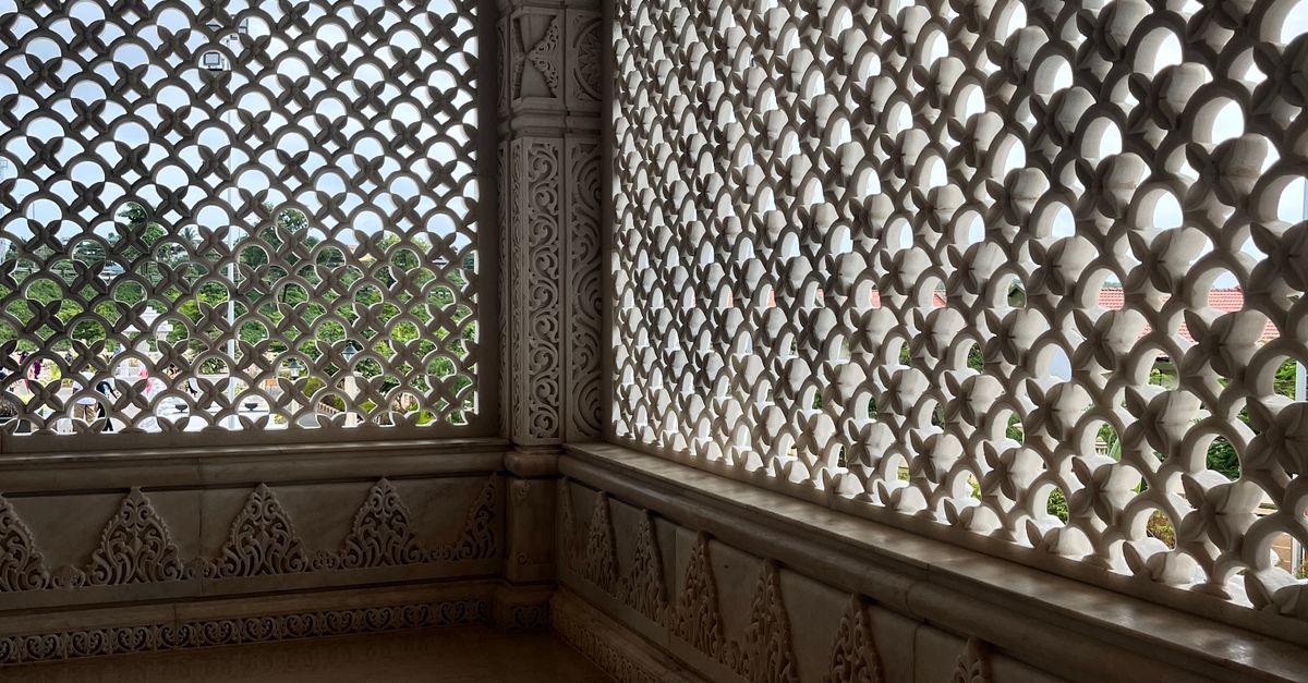 Intricate Lattice Work in Indian Architecture · Free Stock Photo