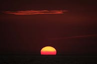 令人惊叹的太阳在撒丁岛海上落下，创造出充满活力的天空