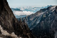 法国上萨瓦岛的山峰崎岖，云层景色壮丽