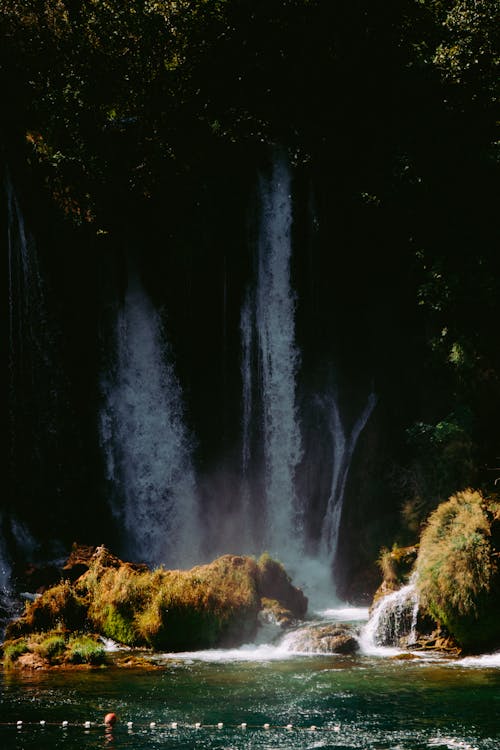 Foto Di Cascate Durante Il Giorno