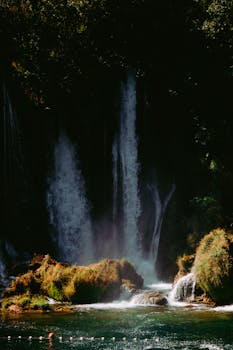 探索被郁郁葱葱的绿色植物包围的波斯尼亚和黑塞哥维那宁静瀑布