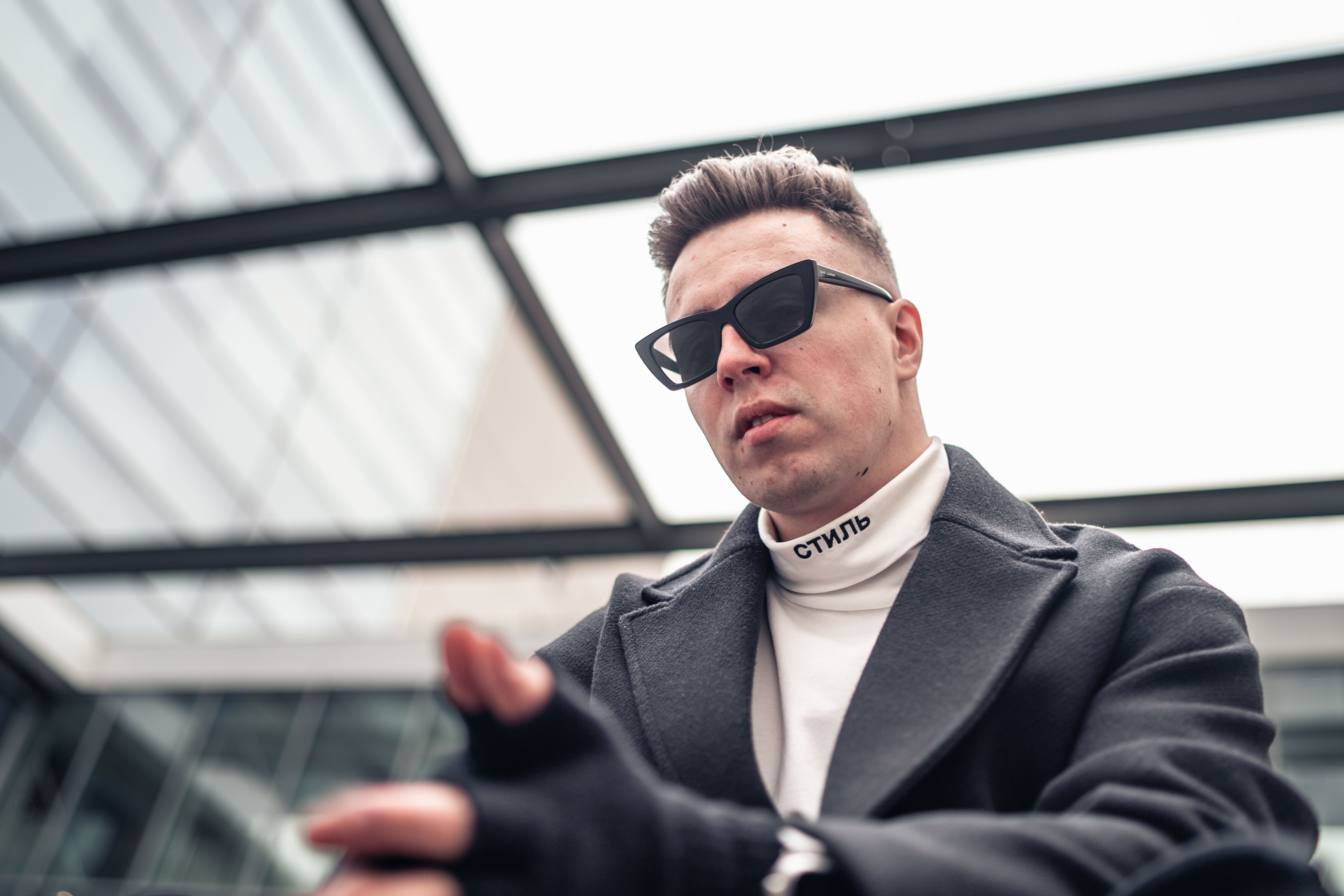 Artistul francez JR transformă cel mai vechi pod din Paris într-o "peșteră" gonflabilă uriașă