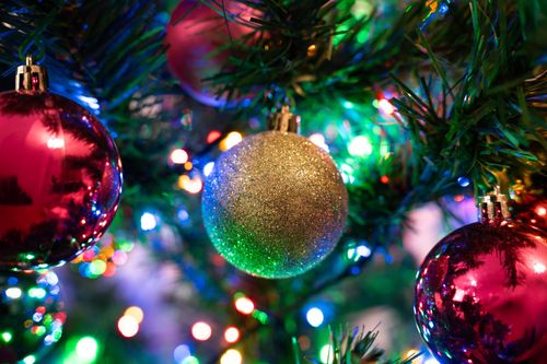 Free Close-up of a decorated Christmas tree with glowing lights and ornaments. Stock Photo