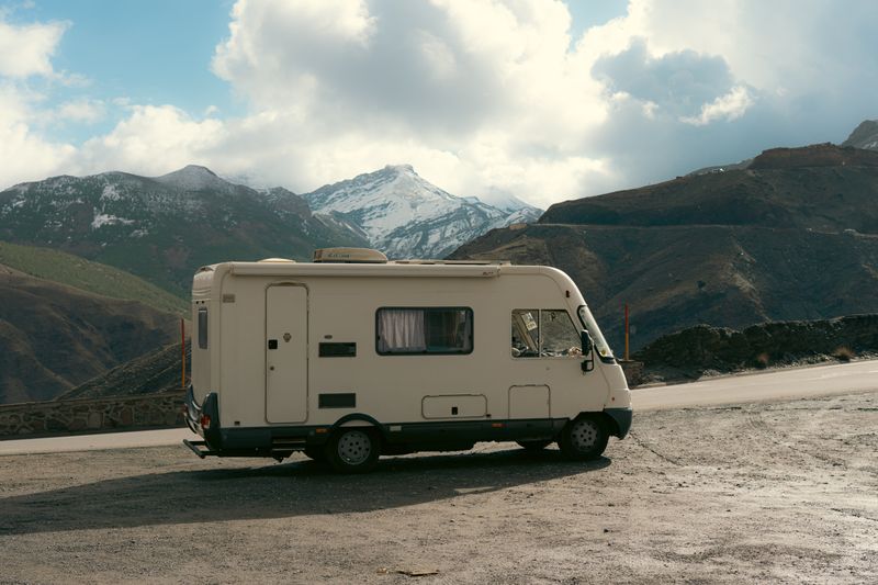 Autocaravana aparcada frente a las cumbres de Sierra Nevada