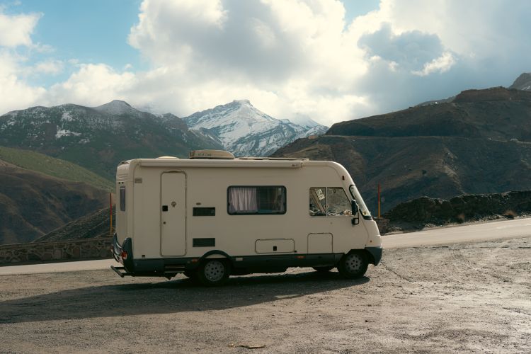 Campervan s panoramatickým výhledem do hor
