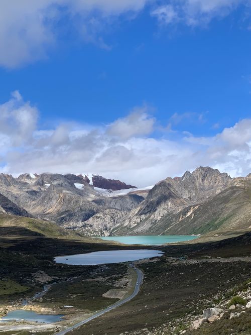 Free Breathtaking view of a mountain lake surrounded by rocky peaks under a clear blue sky, ideal for adventure seekers. Stock Photo