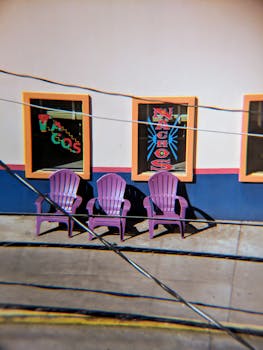 墨西哥餐馆的街景充满活力，配有紫色椅子和玉米卷标志