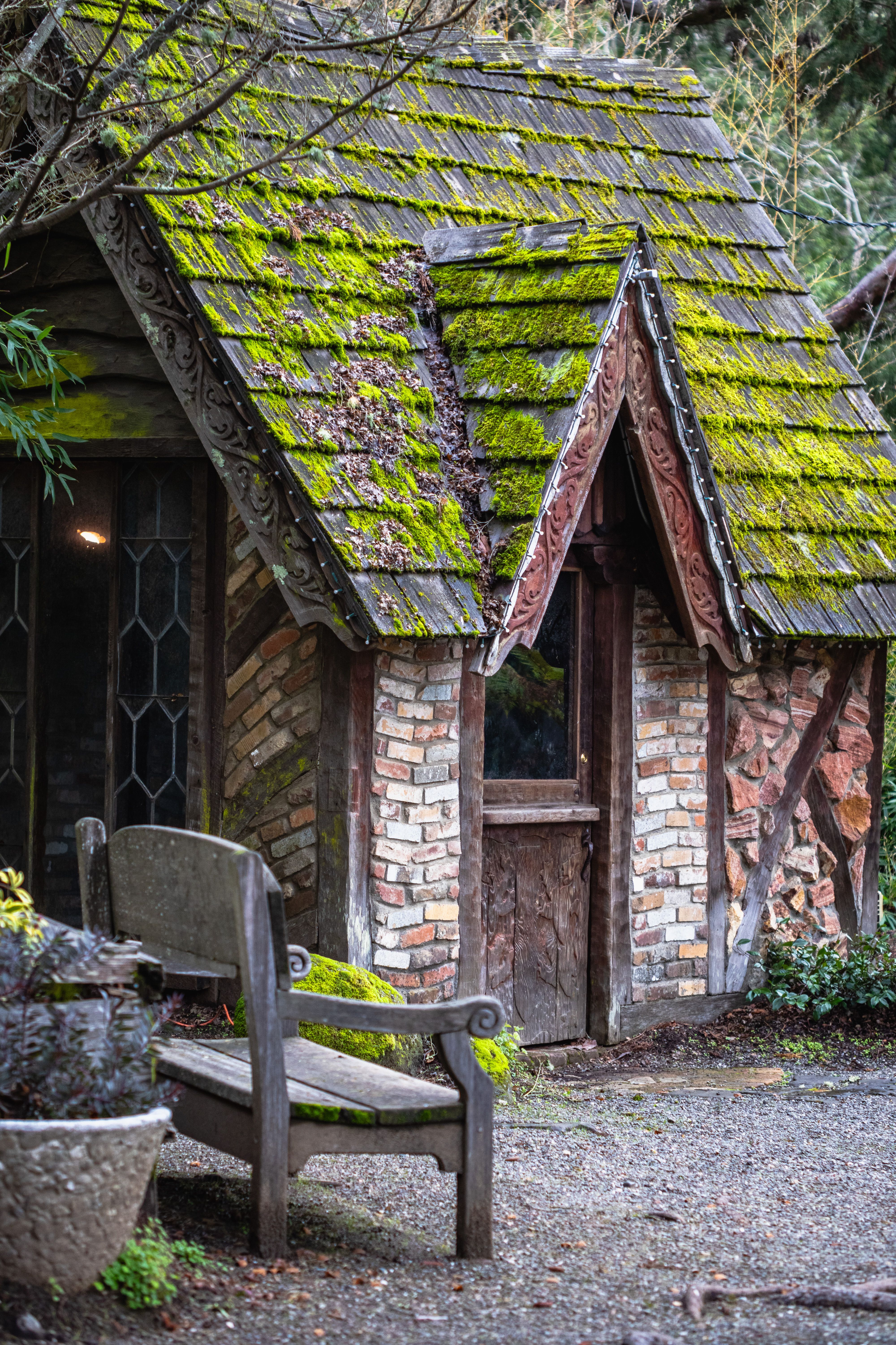 Charming Rustic Cottage with Mossy Roof · Free Stock Photo