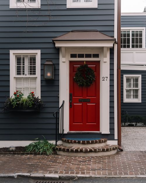 Free A charming Charleston house entry adorned with a festive Christmas wreath. Stock Photo