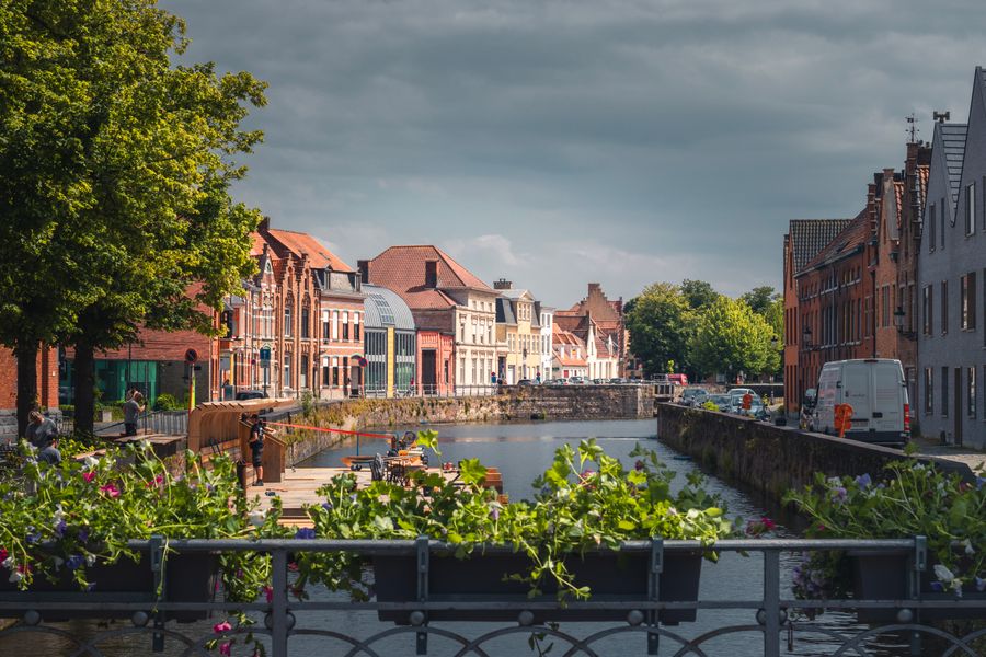 Un canal de Bruxelles par temps gris