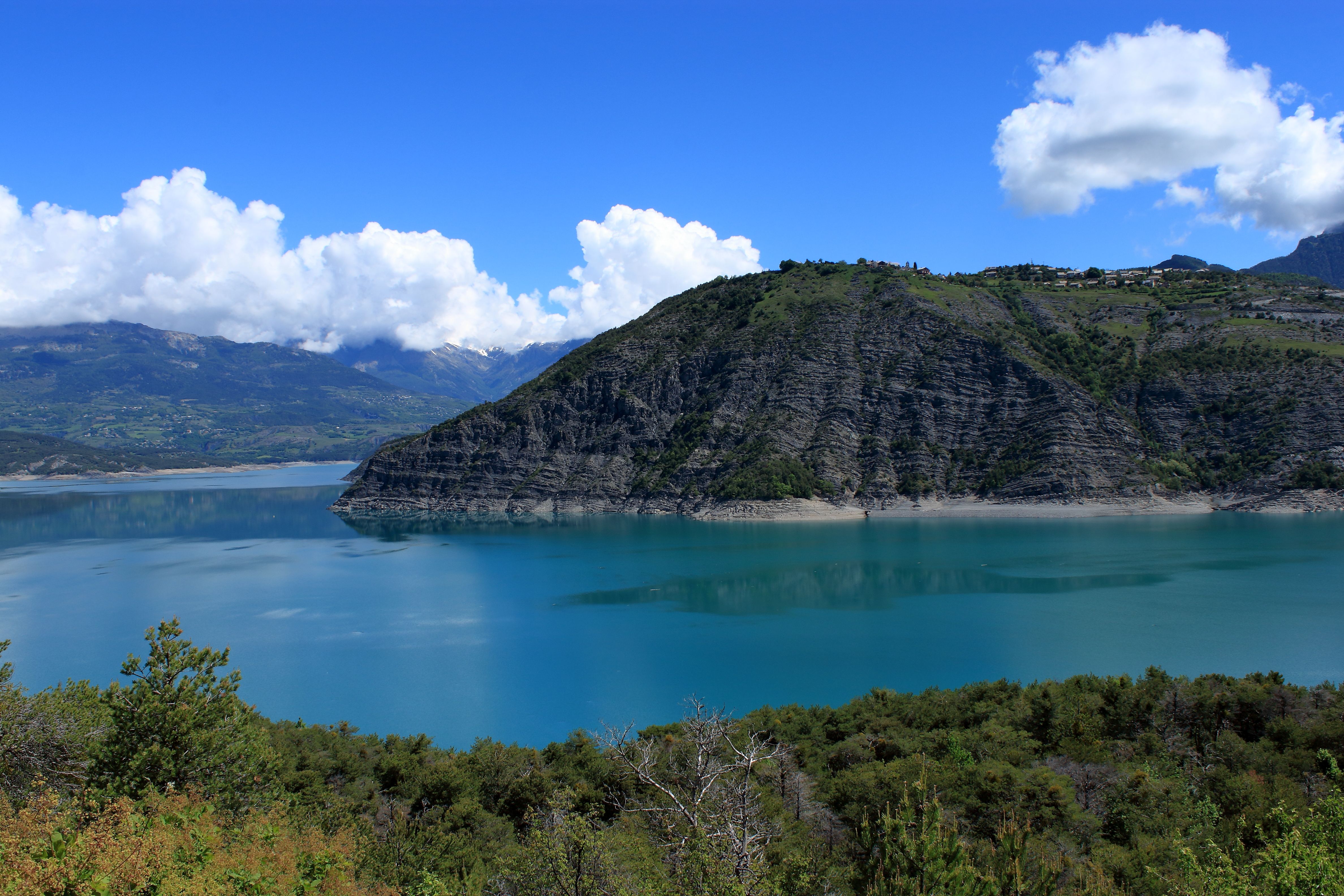 Scenic Mountain Lake with Clear Blue Water · Free Stock Photo