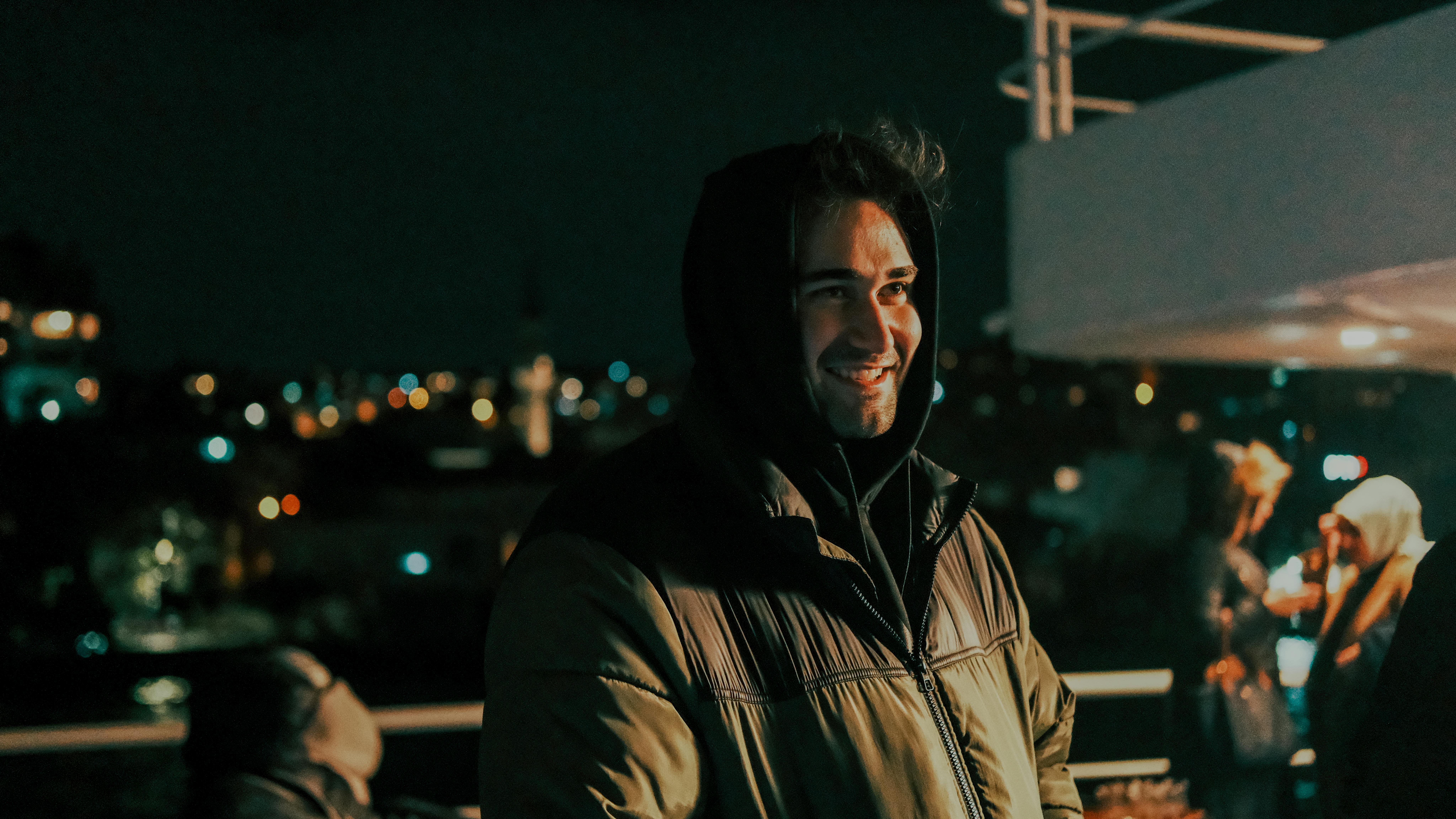 https://www.pexels.com/photo/young-man-enjoying-nighttime-city-view-in-istanbul-30136617/