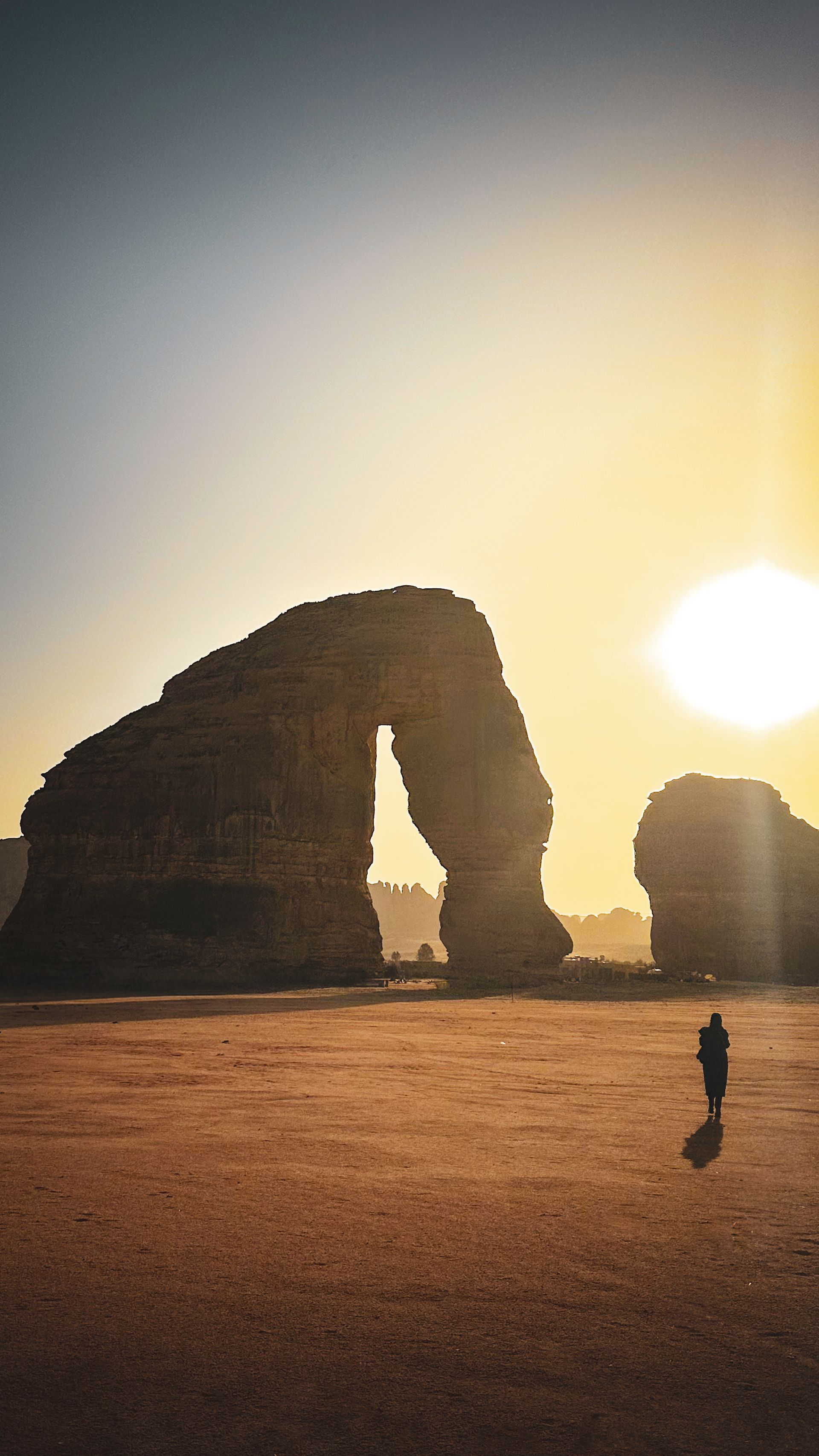 Siluet di Elephant Rock AlUla saat matahari terbenam