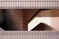 香港现代建筑展示中，一个铺瓦楼梯的抽象视图