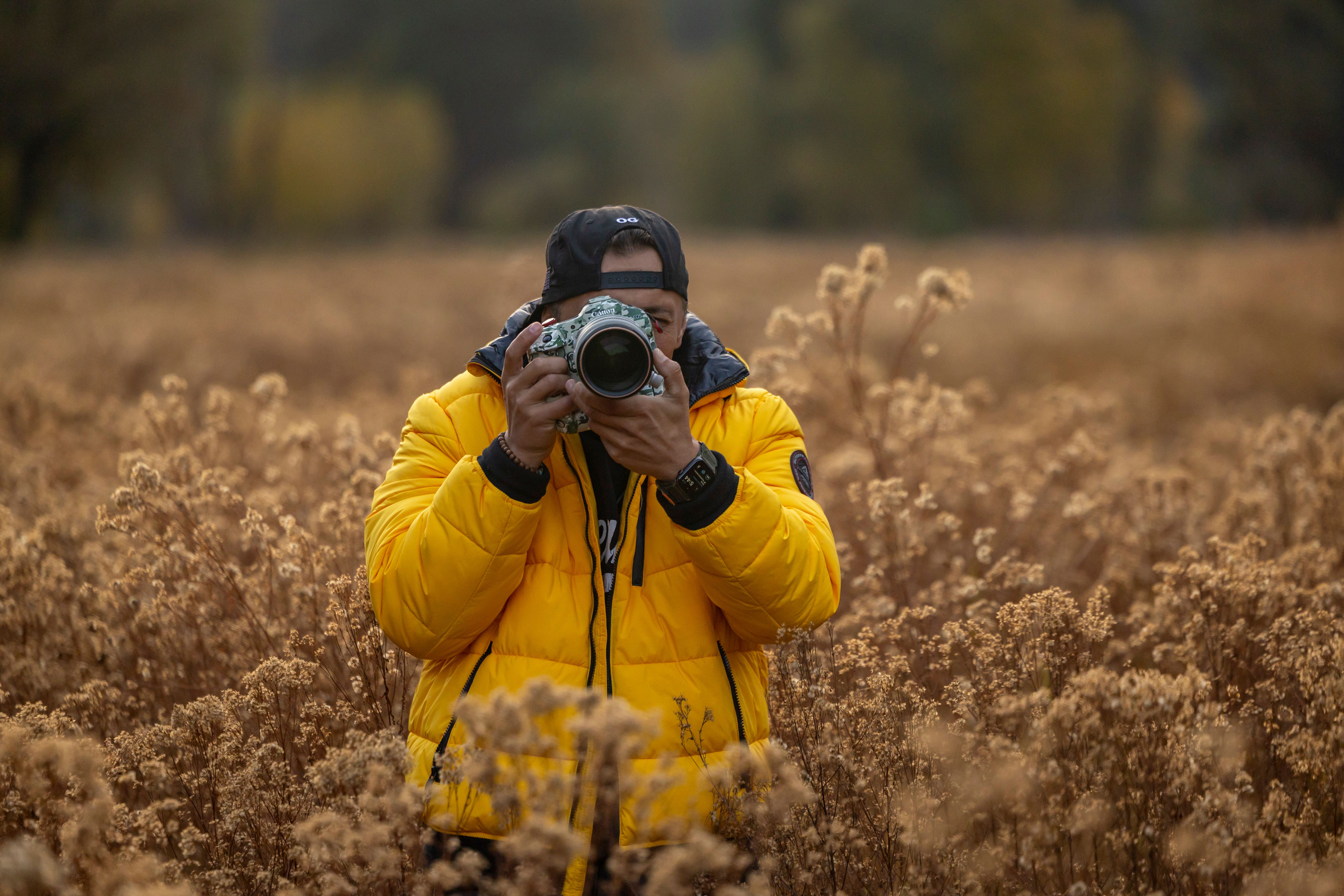free-photo-of-fotograf-ve-zlute-bunde-zachycujici-prirodu.jpeg?auto=compress\u0026cs=tinysrgb\u0026w=1600\u0026loading=lazy