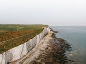 令人惊叹的航拍照片，拍摄了宁静的海滨广阔的白色白垩悬崖