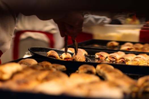 Close-up of pizza rolls being served at a Düsseldorf food market, showcasing Italian cuisine.