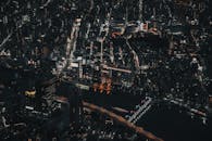 东京迷人的夜间城市景观鸟瞰图，展现了城市生活与建筑风貌