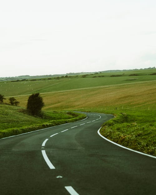 Foto De Uma Estrada Vazia Durante O Dia