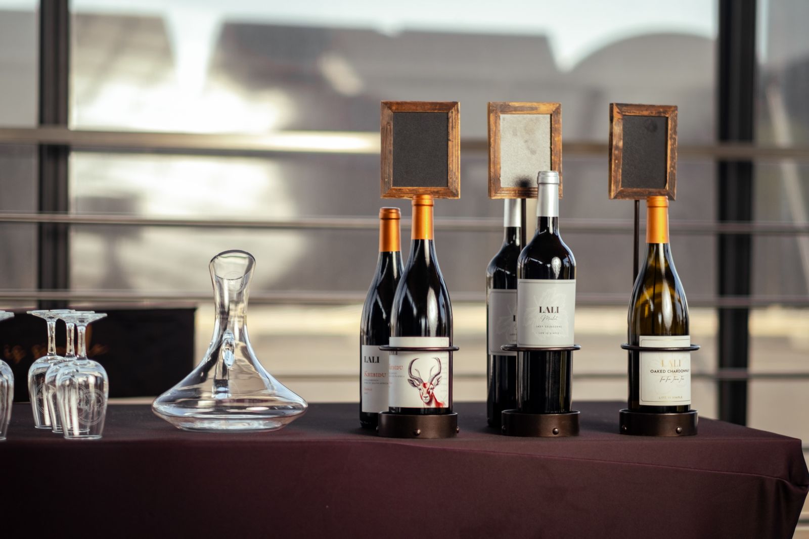 Decantador de vino de diseño sobre una mesa puesta