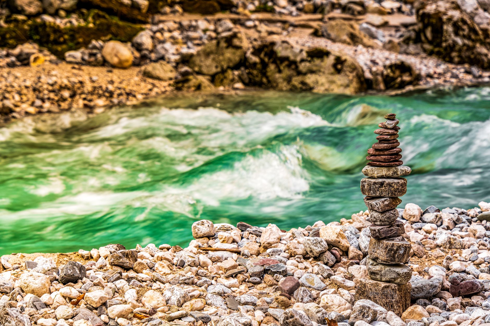Fluss & Wasser – Reduziertes Geheimnisvoll Hintergrundbild