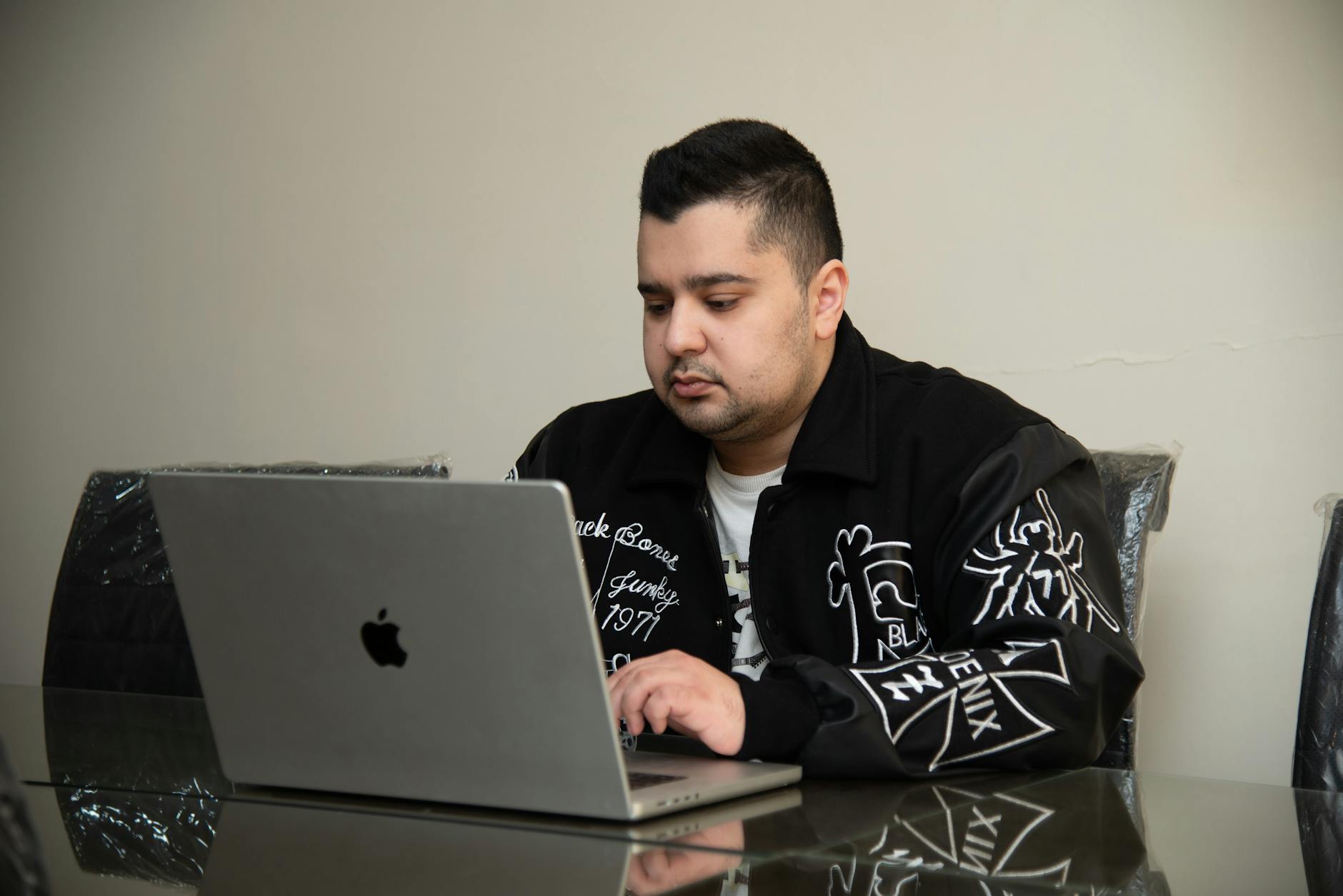 https://www.pexels.com/photo/focused-man-using-laptop-for-indoor-work-30142602/